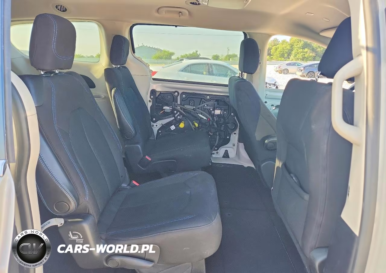 2021 Chrysler Pacifica Touring VIN:2C4RC1FG7MR556309 - 11
