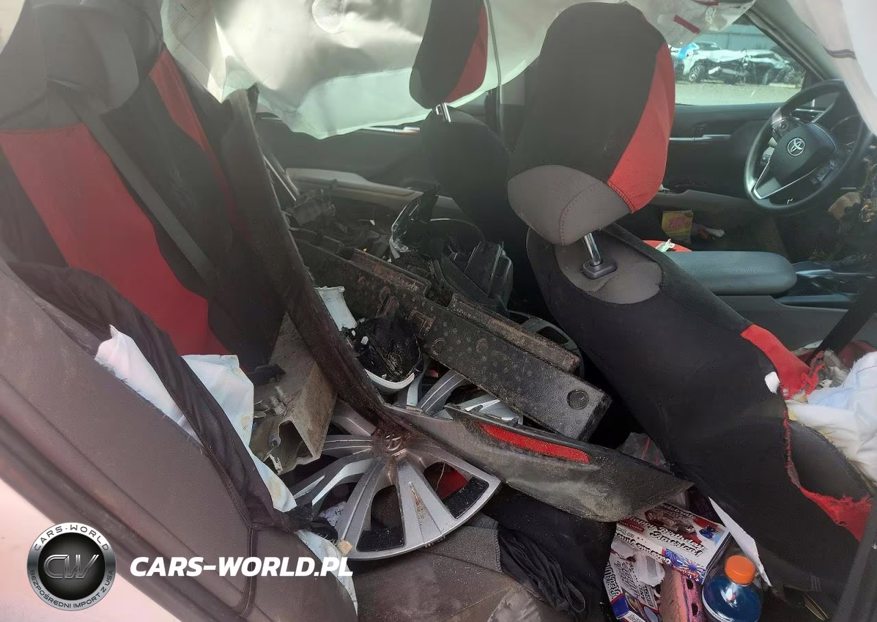 2018 Toyota Camry L VIN:4T1B11HK4JU082726 - 10