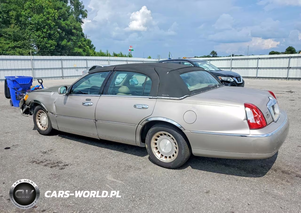 2001 Lincoln Town Car Executive VIN:1LNHM81W31Y632823 - 2
