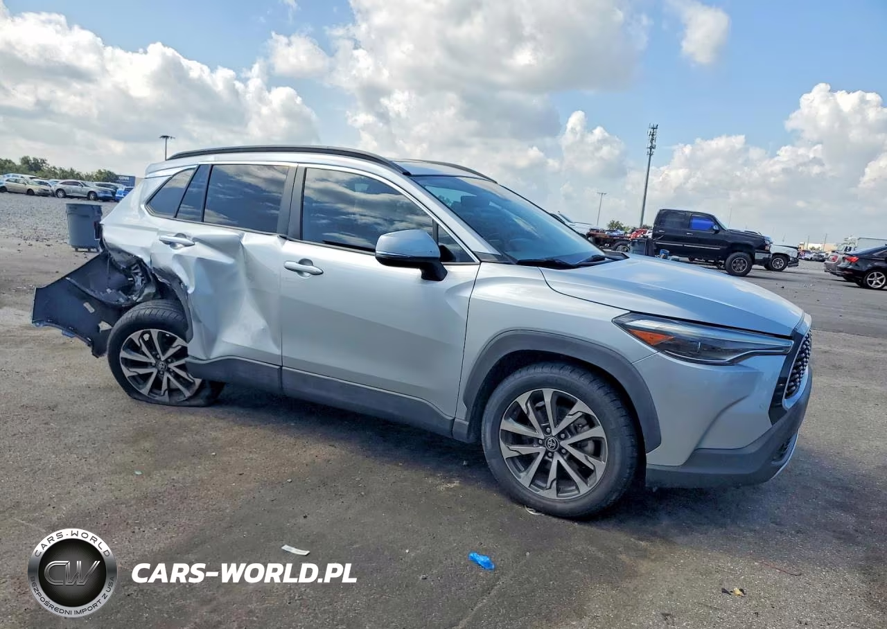 2022 Toyota Corolla Cross Xle VIN:7MUDAAAG8NV006302 - 4