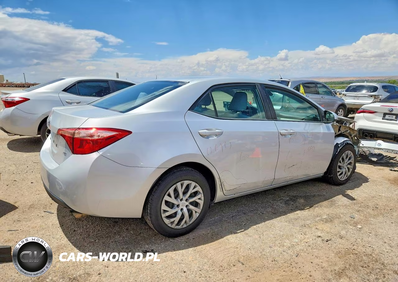 2018 Toyota Corolla Le VIN:2T1BURHEXJC013962 - 3