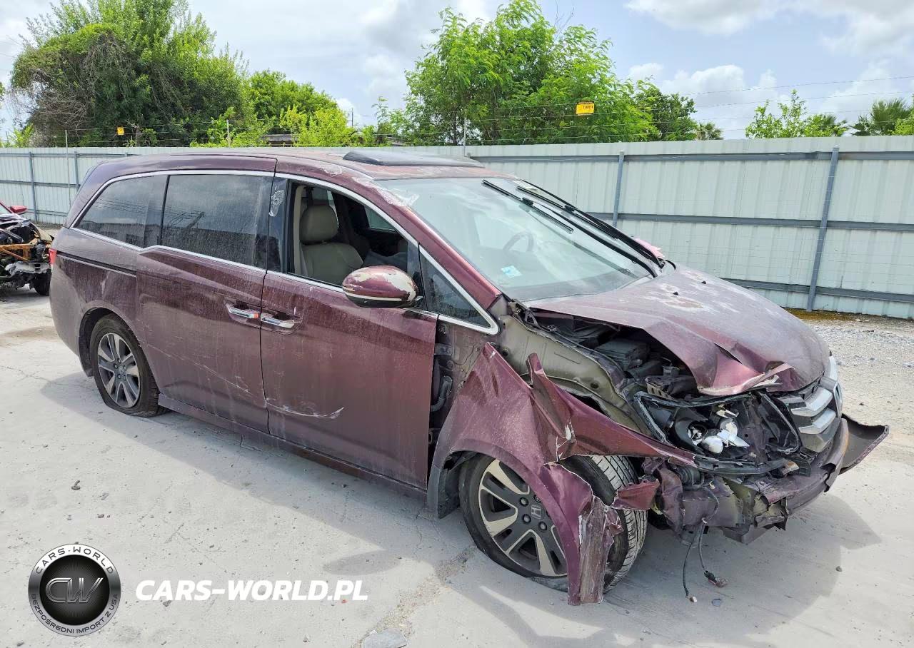 2015 Honda Odyssey Touring VIN:5FNRL5H92FB063738 - 4