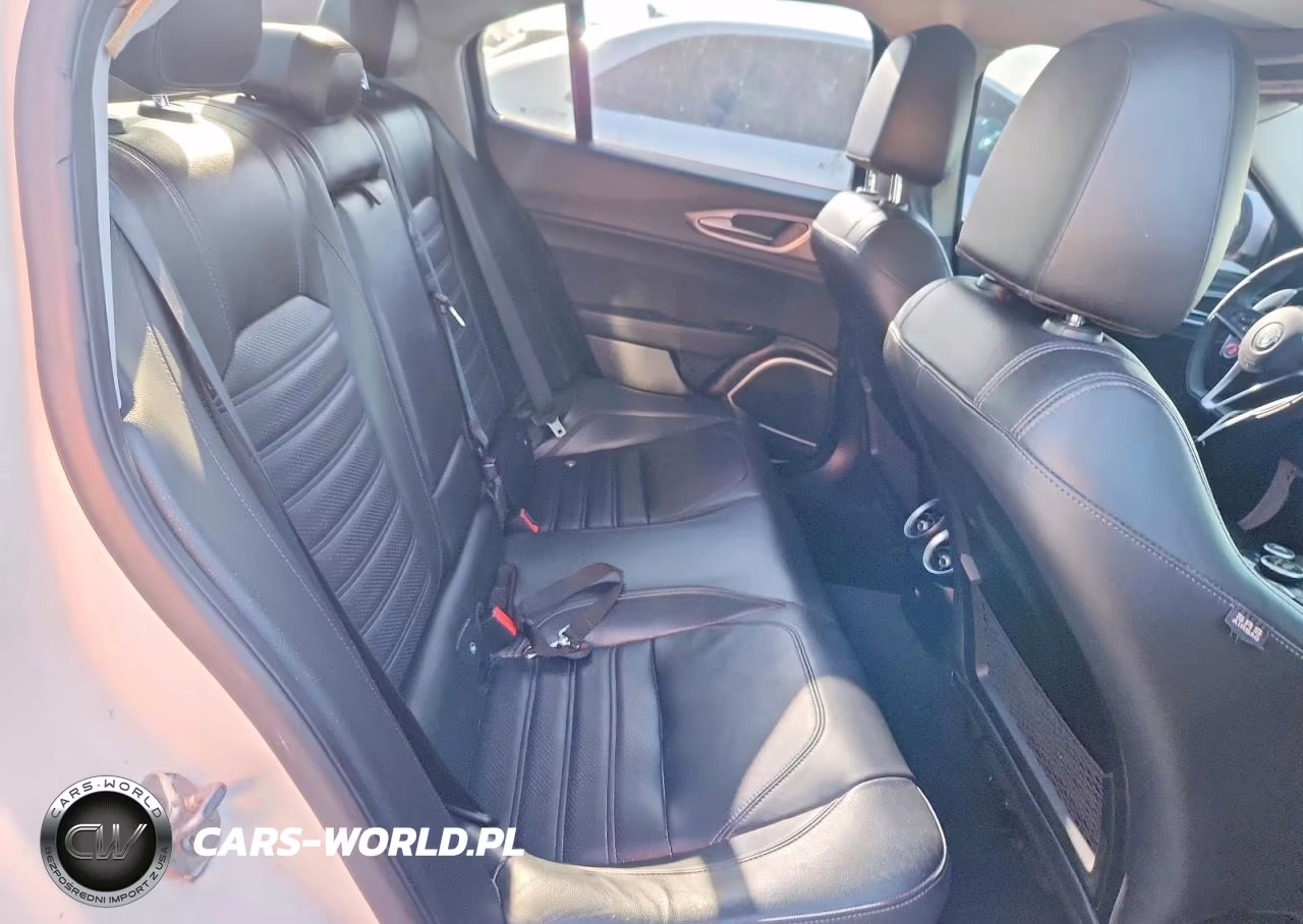 2017 Alfa Romeo Giulia Ti Q4 VIN:ZARFAEEN9H7555238 - 10