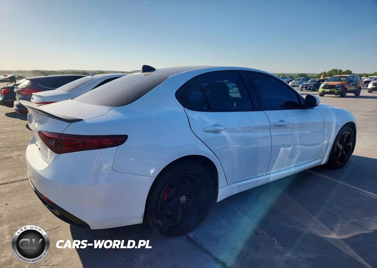 2017 Alfa Romeo Giulia Ti Q4 VIN:ZARFAEEN9H7555238 - 3