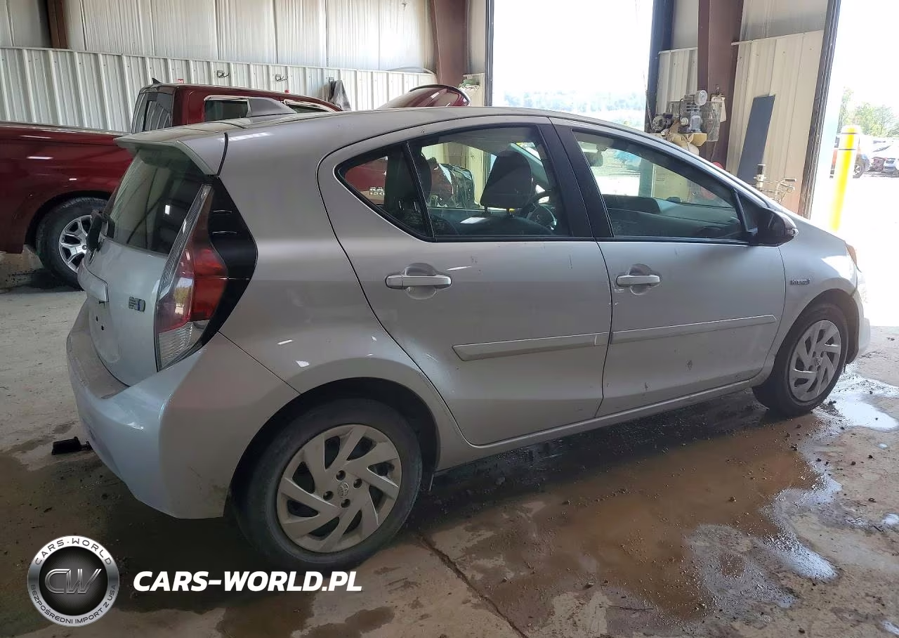 2016 Toyota Prius C Two VIN:JTDKDTB30G1138647 - 3