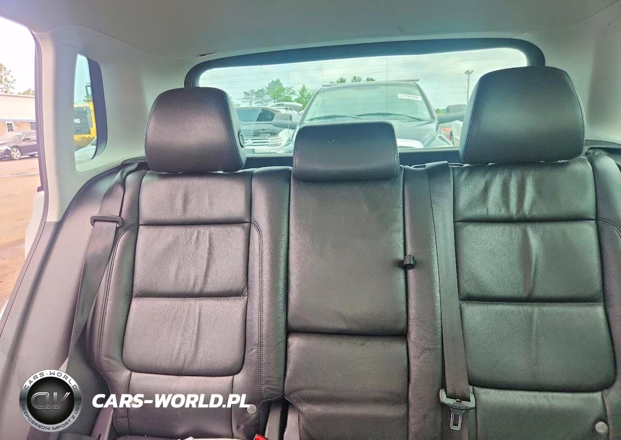 2017 Volkswagen Tiguan Sport VIN:WVGUV7AX4HW506569 - 10