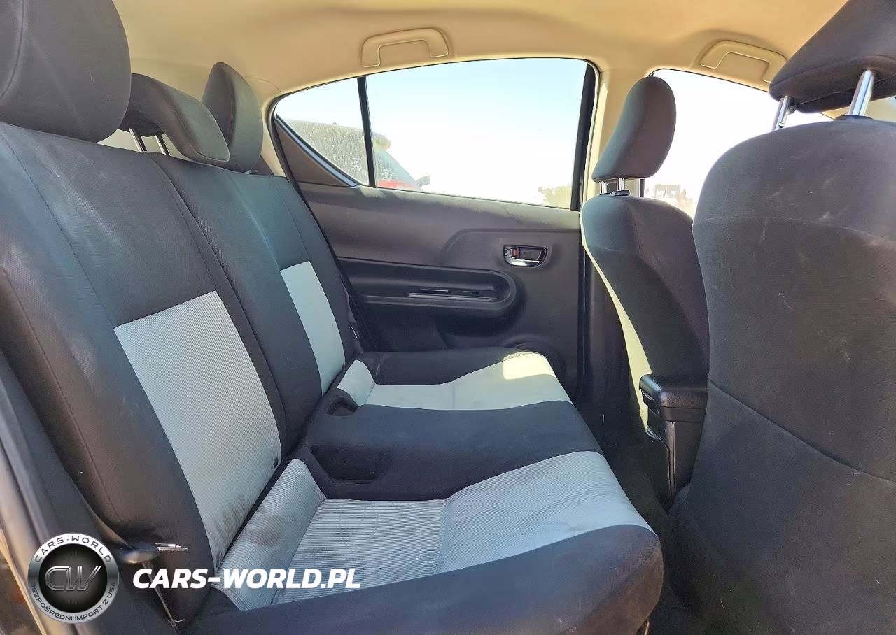 2015 Toyota Prius C Two VIN:JTDKDTB39F1585735 - 10