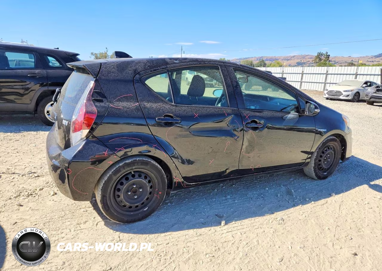 2015 Toyota Prius C Two VIN:JTDKDTB39F1585735 - 3