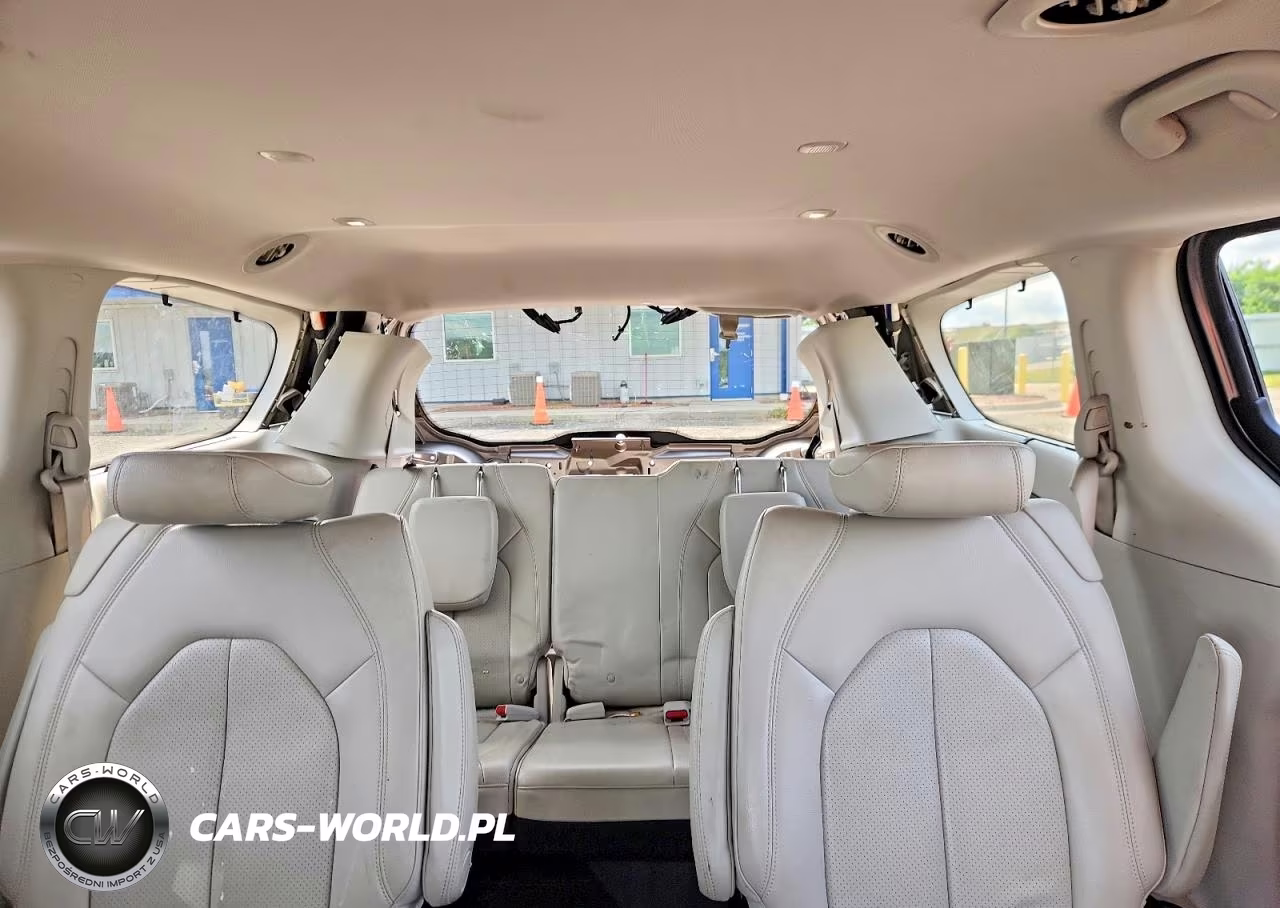 2018 Chrysler Pacifica Touring L VIN:2C4RC1BG6JR197729 - 10