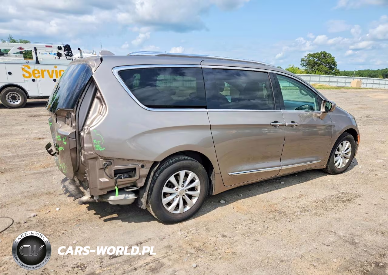 2018 Chrysler Pacifica Touring L VIN:2C4RC1BG6JR197729 - 3