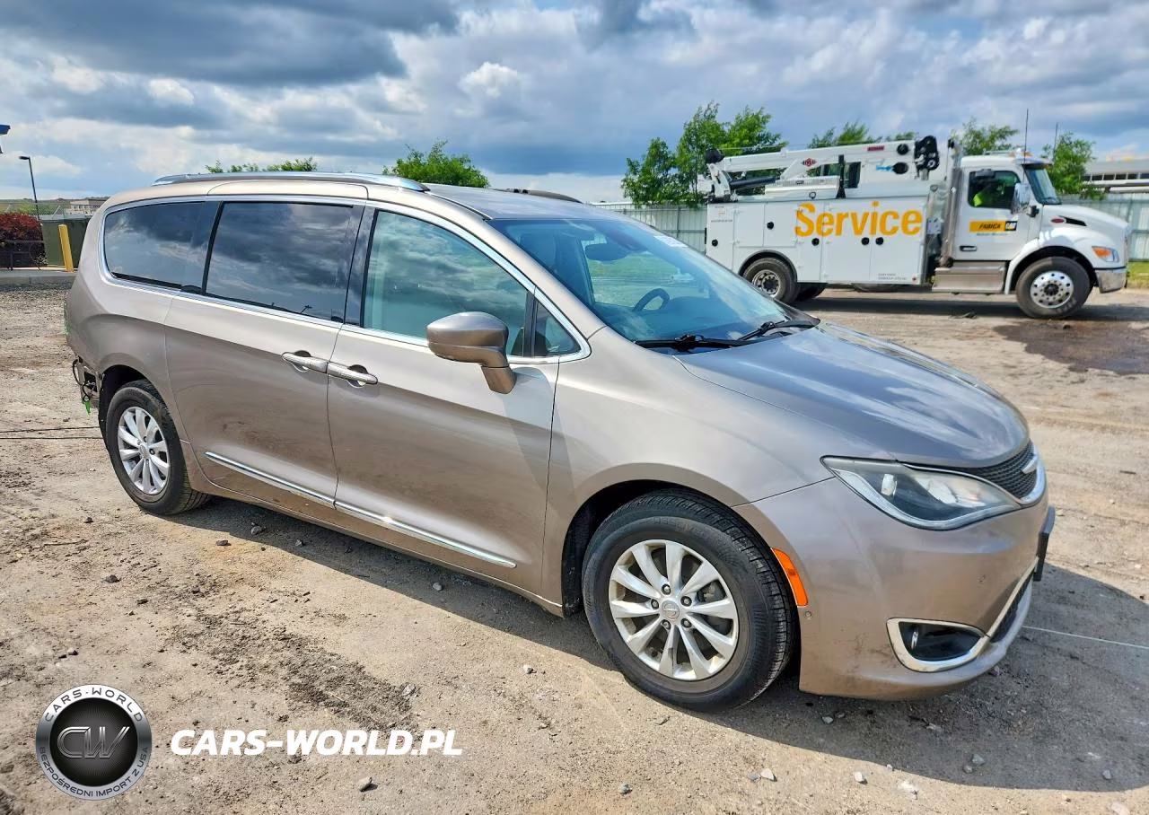 2018 Chrysler Pacifica Touring L VIN:2C4RC1BG6JR197729 - 4