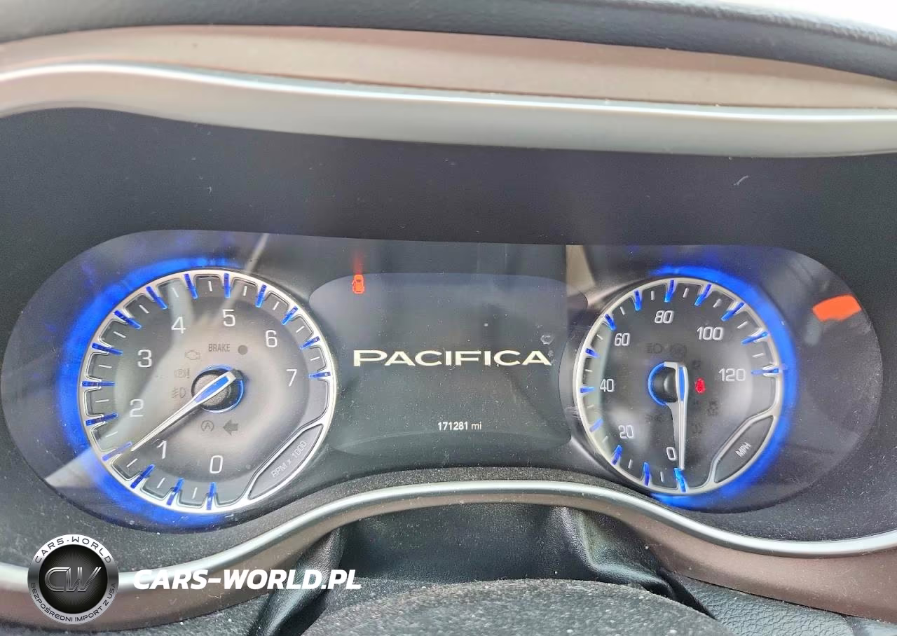 2018 Chrysler Pacifica Touring L VIN:2C4RC1BG6JR197729 - 9