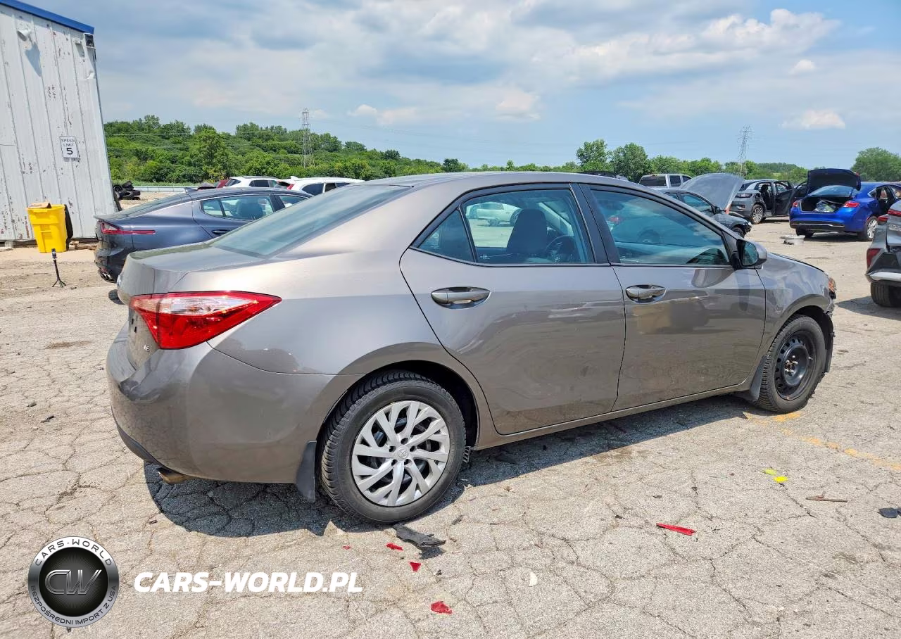 2018 Toyota Corolla Le VIN:2T1BURHE4JC079701 - 3