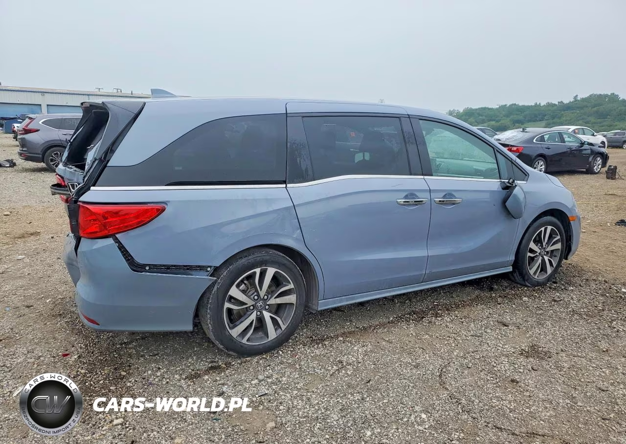 2023 Honda Odyssey Touring VIN:5FNRL6H82PB070333 - 3