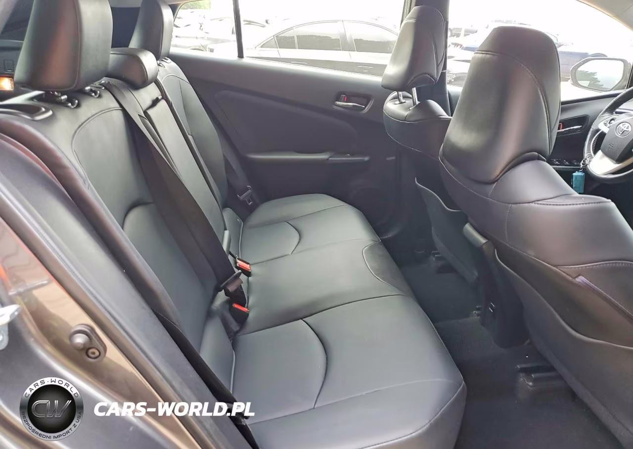 2018 Toyota Prius Four VIN:JTDKARFU5J3067682 - 10