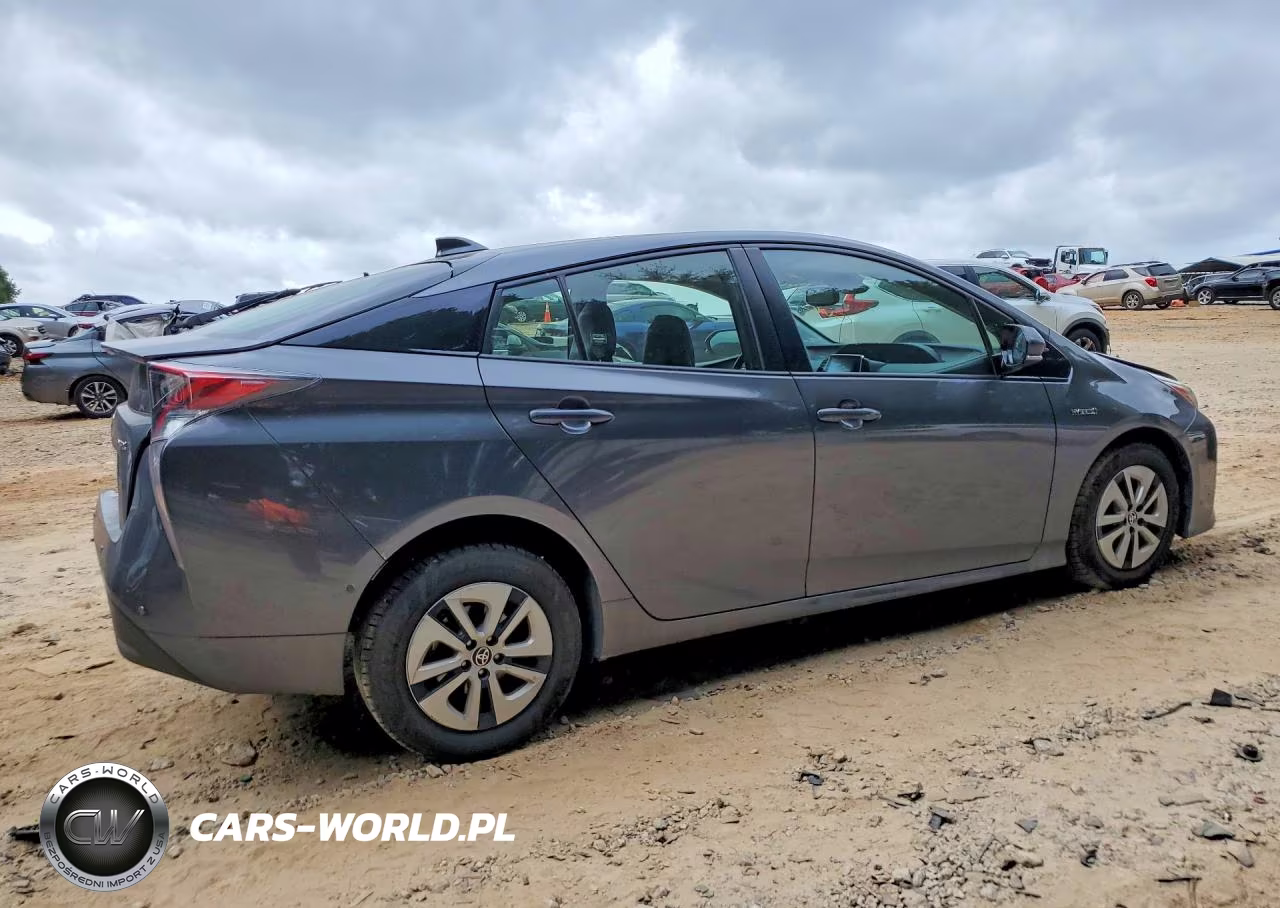 2018 Toyota Prius Four VIN:JTDKARFU5J3067682 - 3