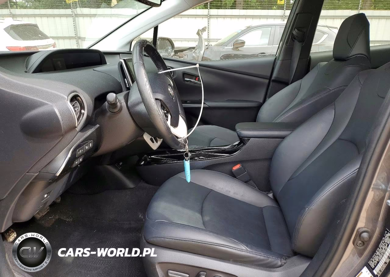 2018 Toyota Prius Four VIN:JTDKARFU5J3067682 - 7
