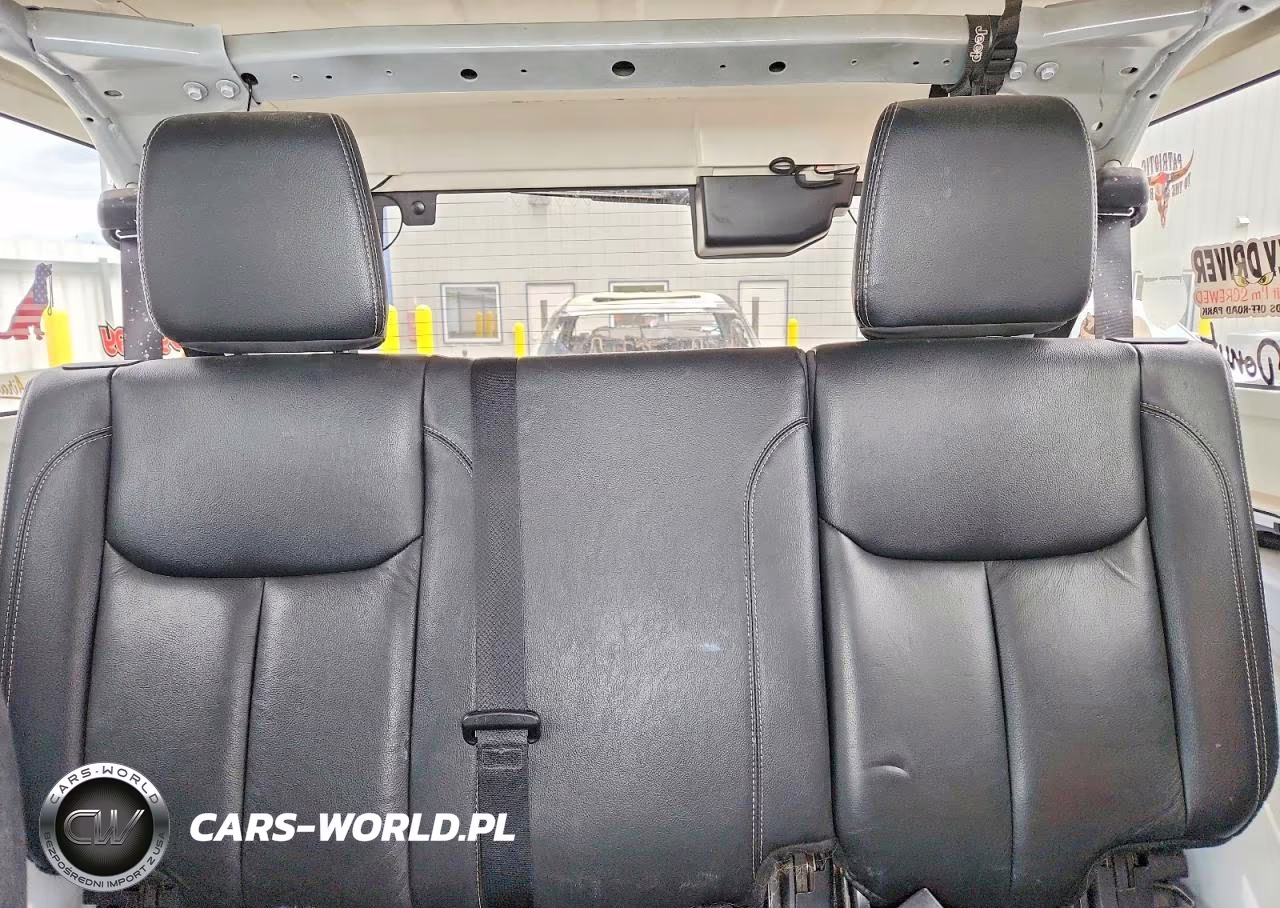 2015 Jeep Wrangler Unlimited Rubicon VIN:1C4BJWFG9FL765406 - 10