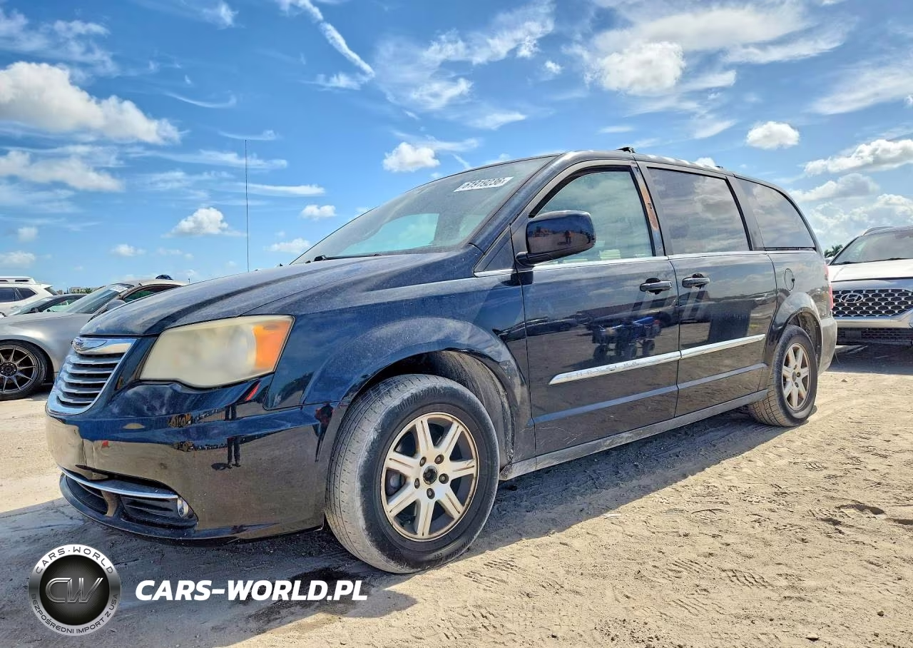 2013 Chrysler Town & Country Touring – zdjęcie 1 z 13