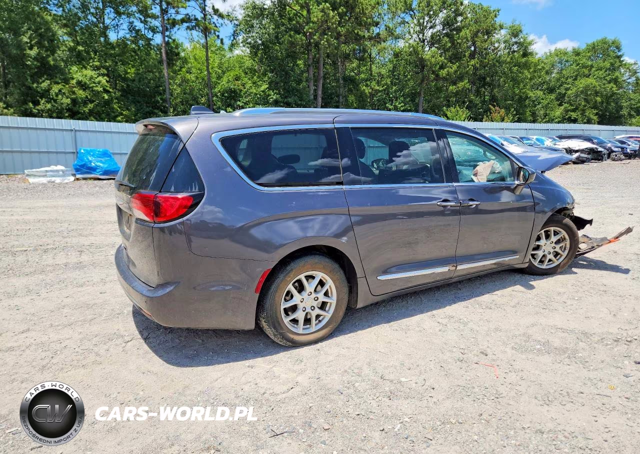 2020 Chrysler Pacifica Touring L VIN:2C4RC1BGXLR275853 - 3