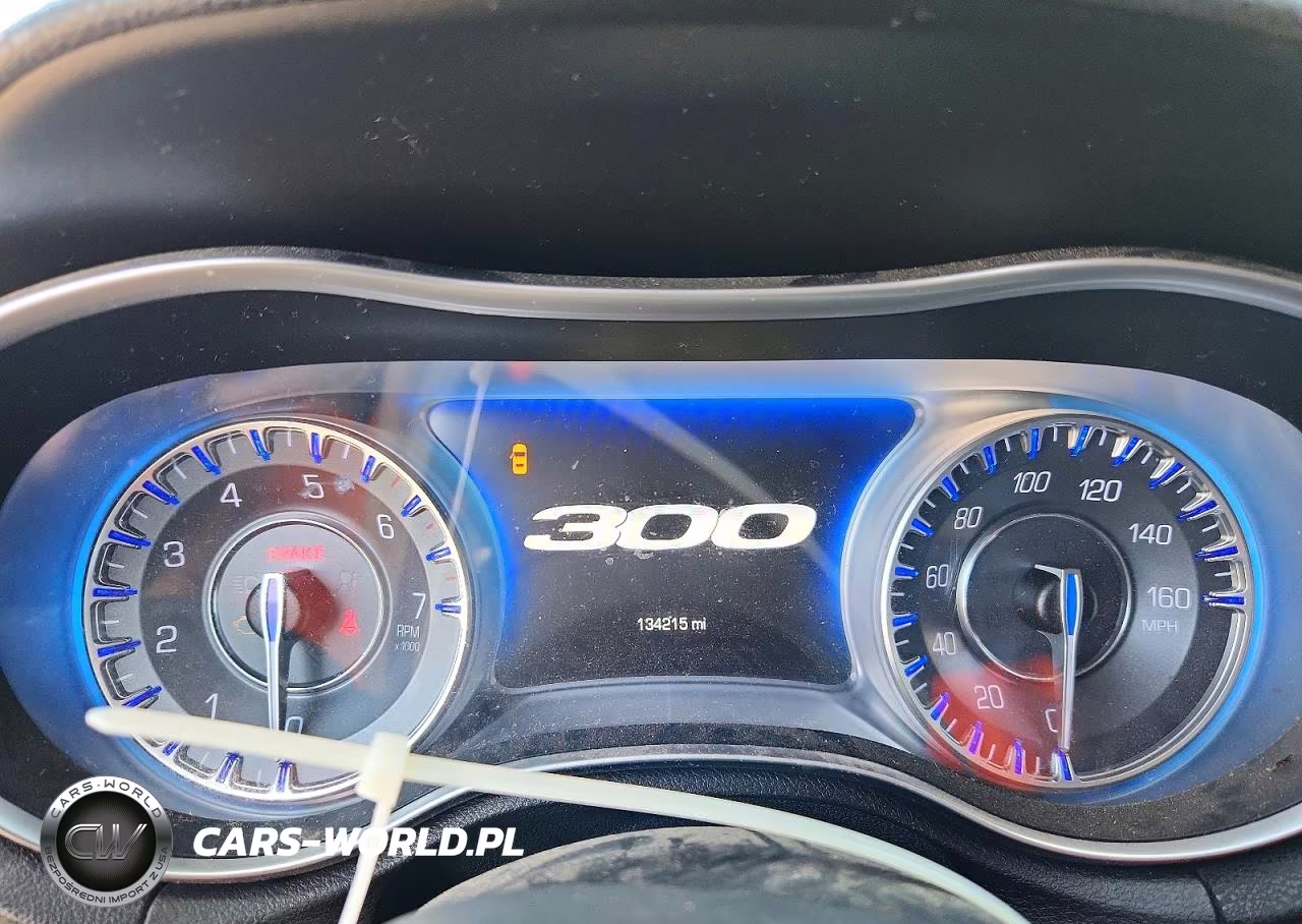 2015 Chrysler 300C VIN:2C3CCAET6FH882037 - 9