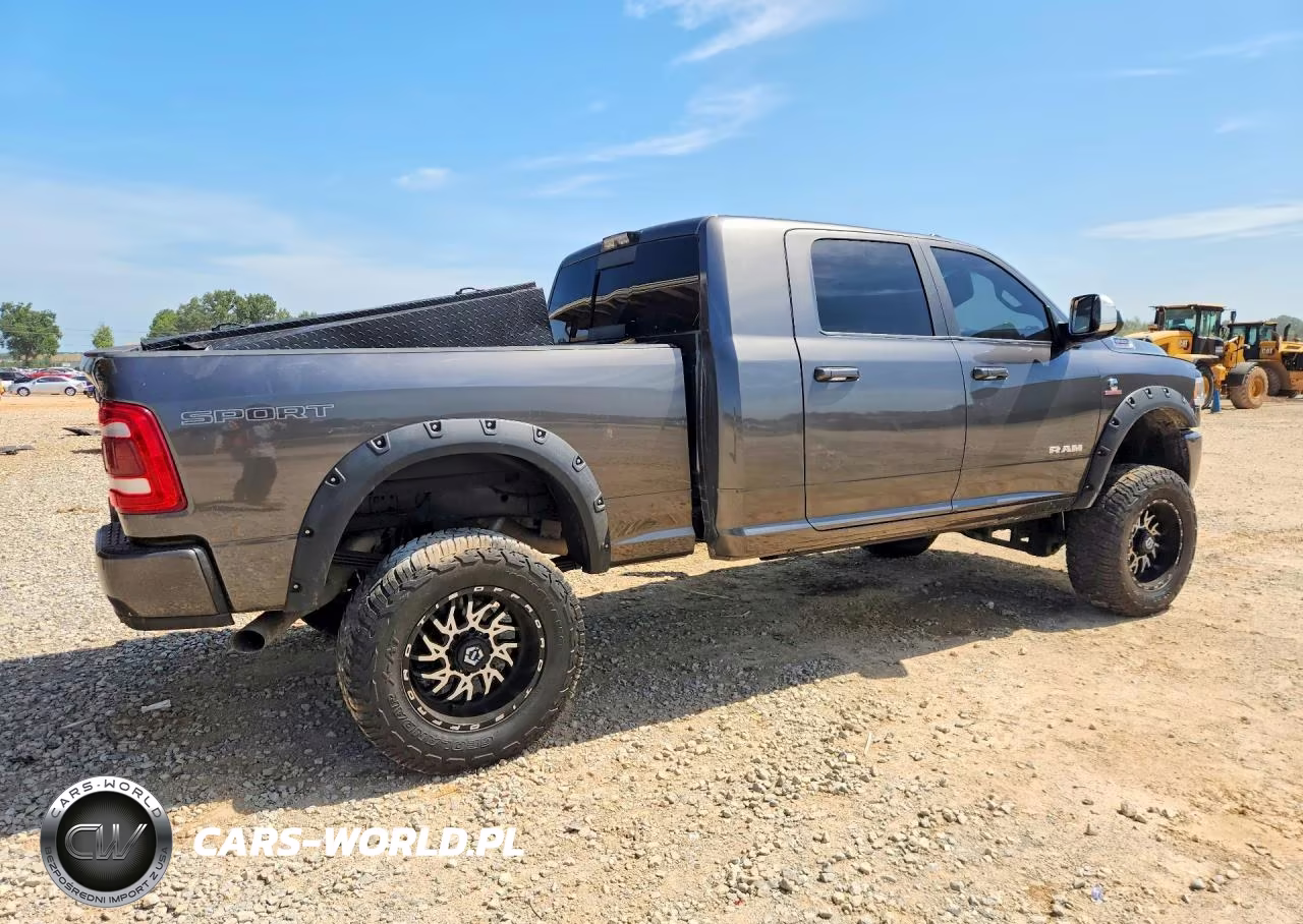 2019 Ram 3500 Laramie VIN:3C63R3ML3KG647362 - 3
