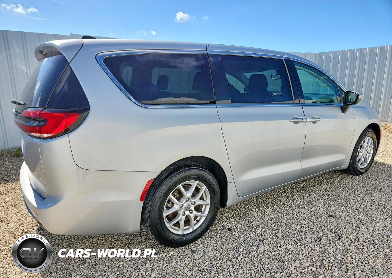 2023 Chrysler Pacifica Touring L VIN:2C4RC1BG7PR582077 - 3