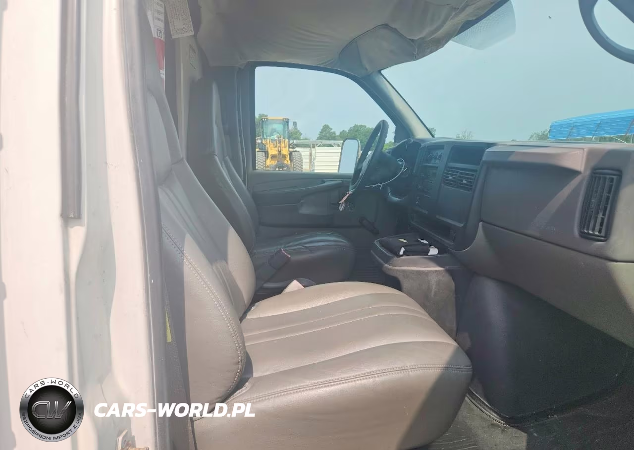 2007 Chevrolet Express Box Truck VIN:1GBJG31U471125949 - 10