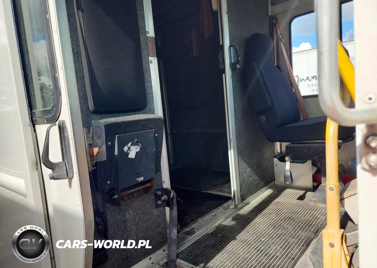 2007 Freightliner Mt45 Chassis Box Truck VIN:4UZAANBW27CX54084 - 11
