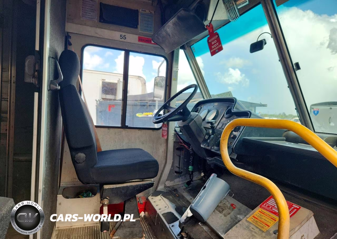 2007 Freightliner Mt45 Chassis Box Truck VIN:4UZAANBW27CX54084 - 7
