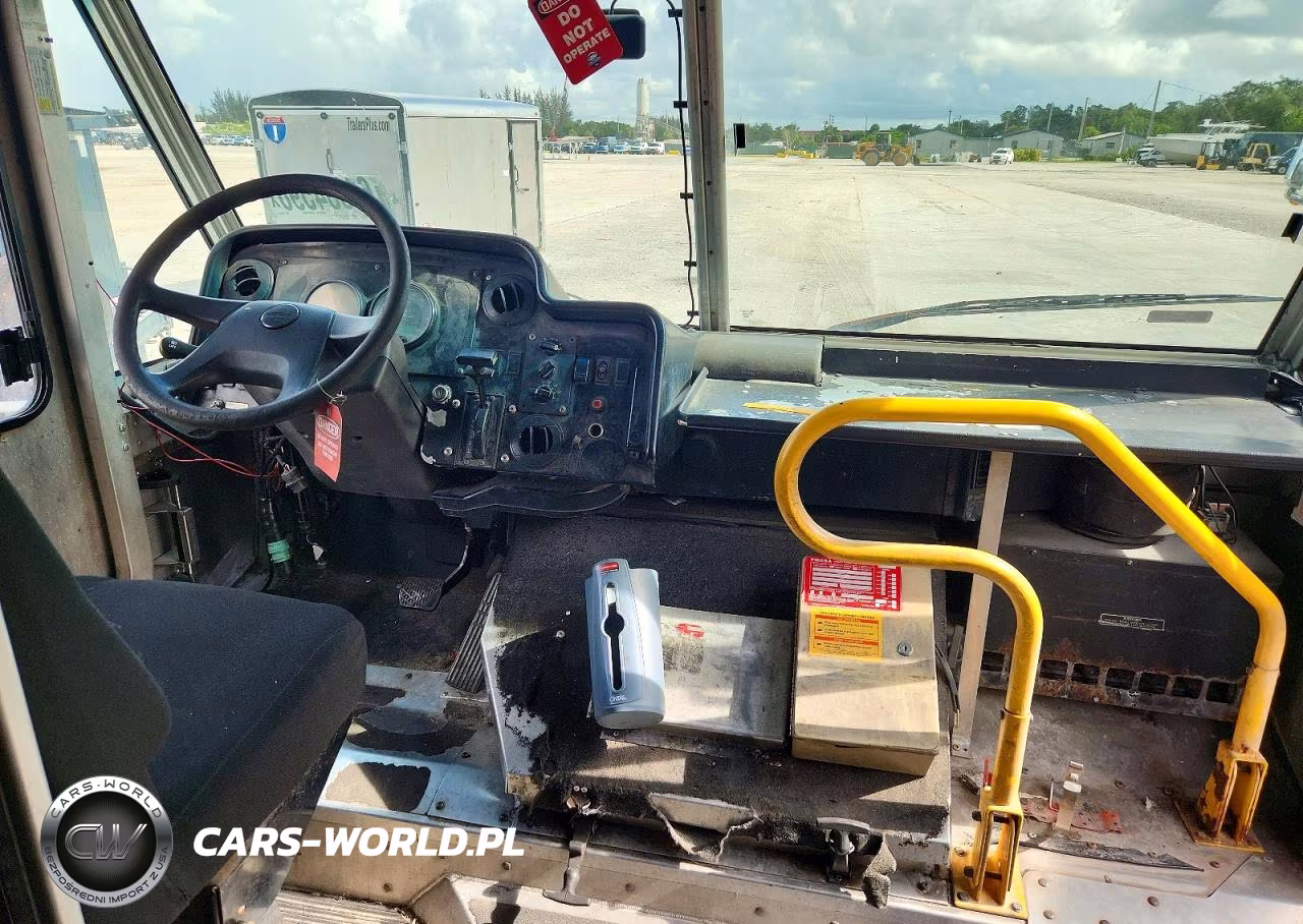 2007 Freightliner Mt45 Chassis Box Truck VIN:4UZAANBW27CX54084 - 8