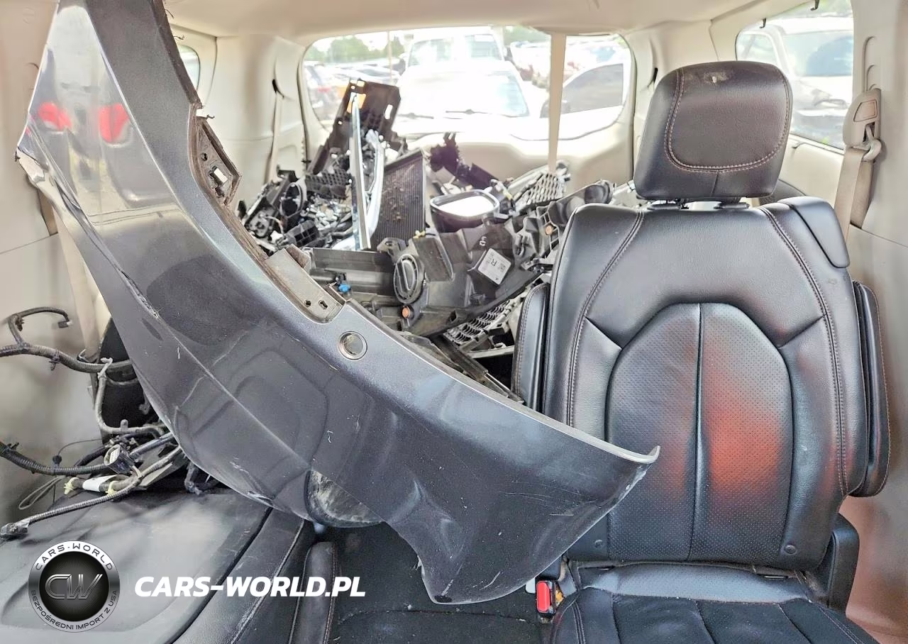 2018 Chrysler Pacifica Touring L VIN:2C4RC1BG7JR113806 - 10