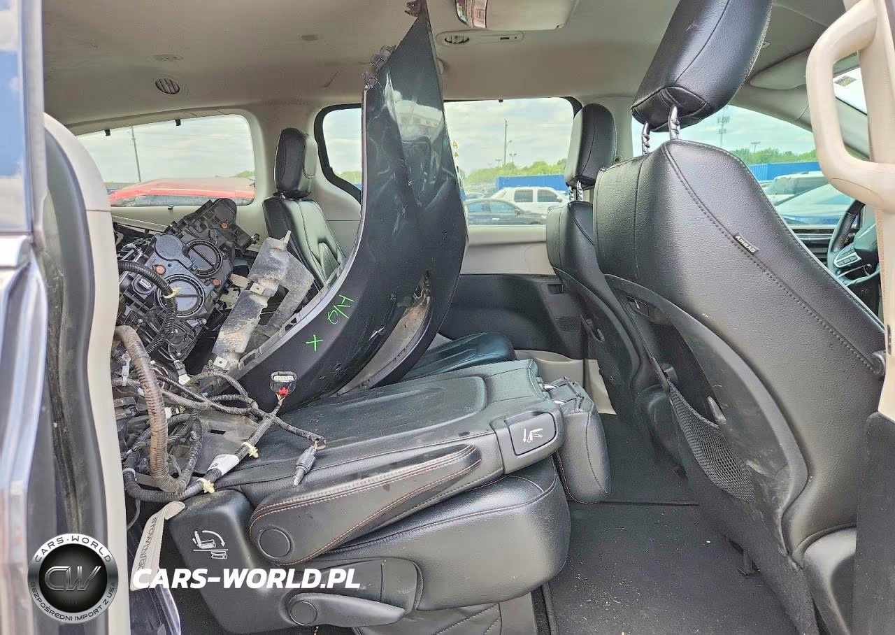 2018 Chrysler Pacifica Touring L VIN:2C4RC1BG7JR113806 - 11
