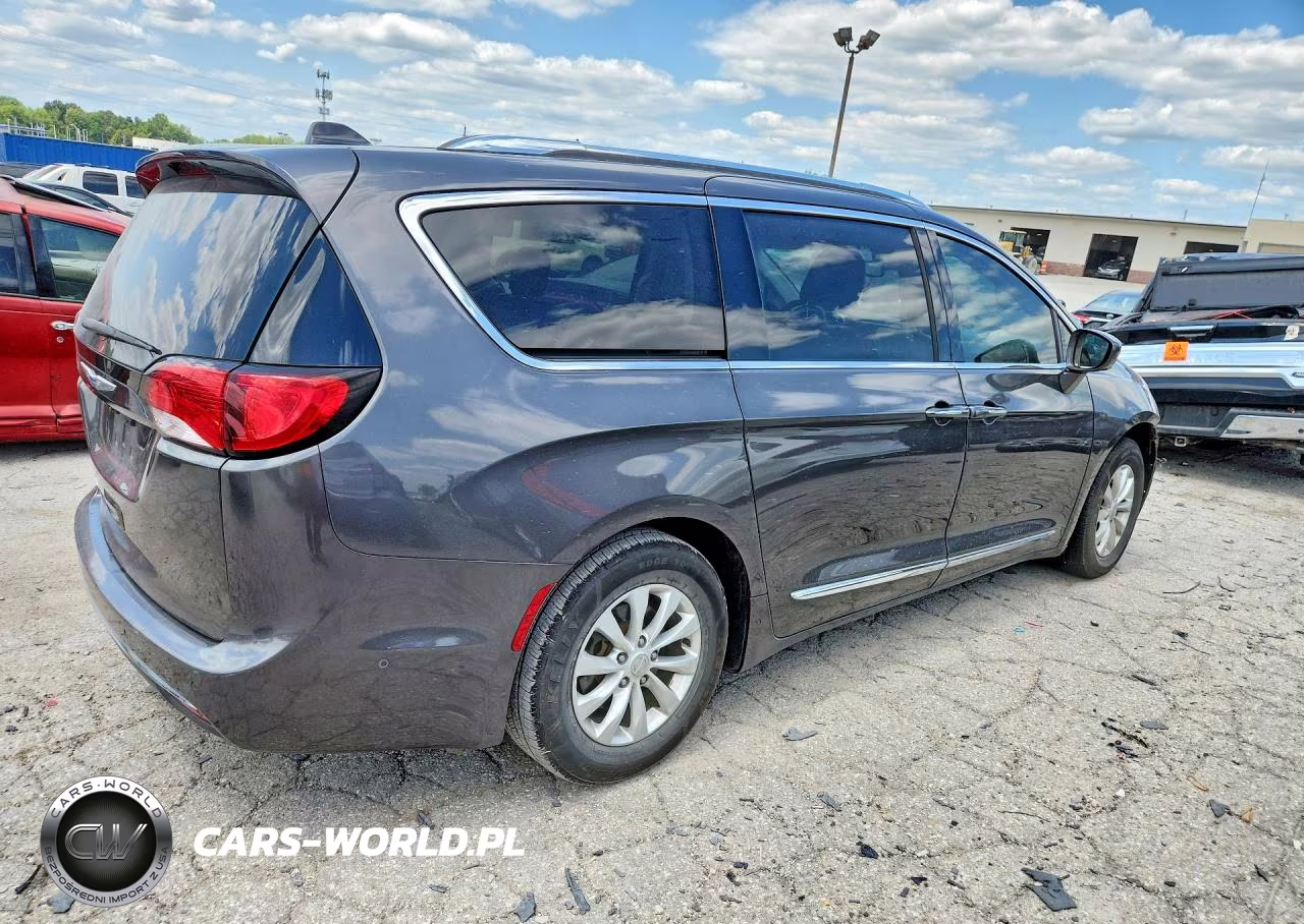 2018 Chrysler Pacifica Touring L VIN:2C4RC1BG7JR113806 - 3