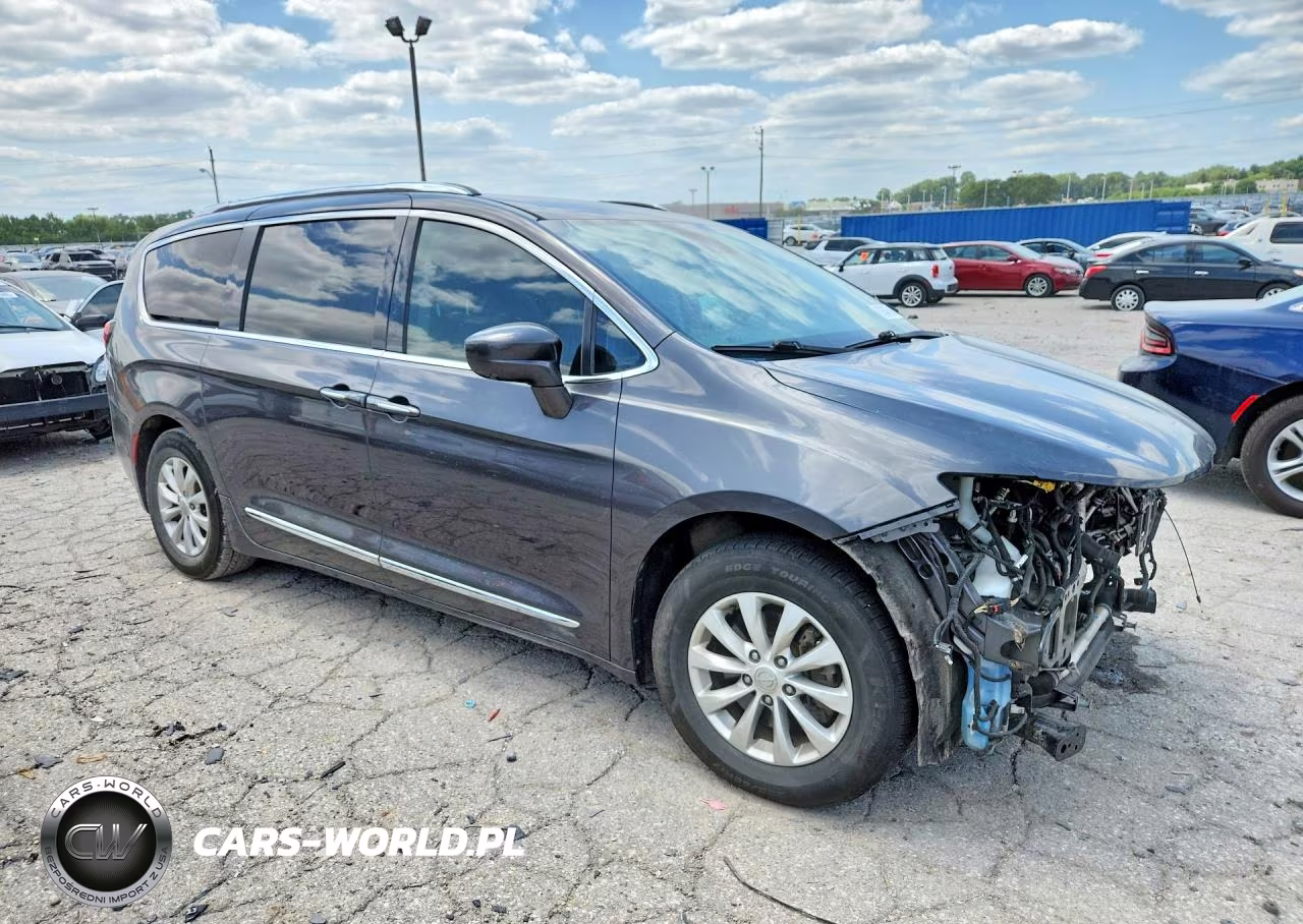 2018 Chrysler Pacifica Touring L VIN:2C4RC1BG7JR113806 - 4
