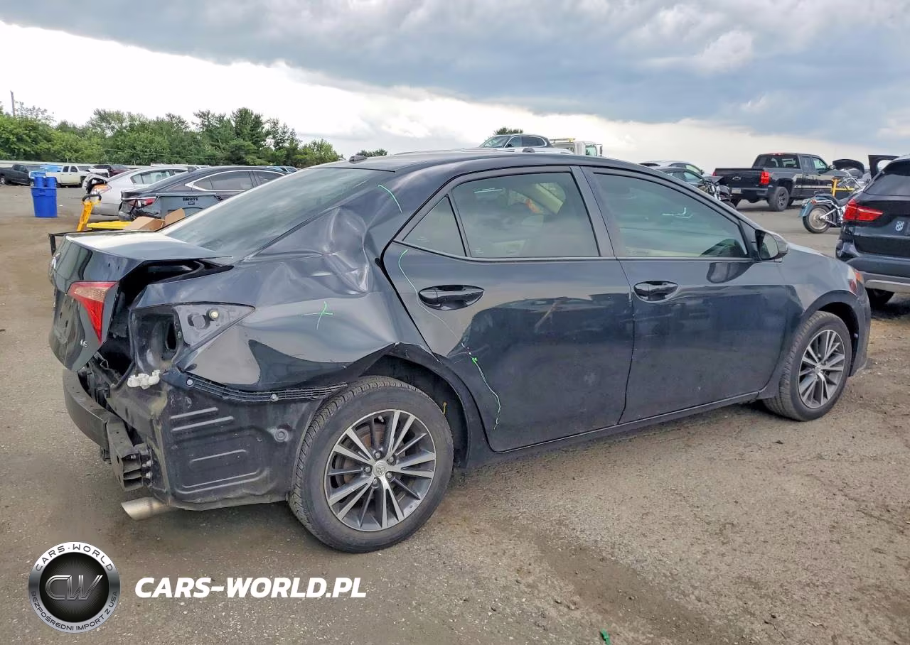2018 Toyota Corolla Le VIN:5YFBURHE8JP840536 - 3