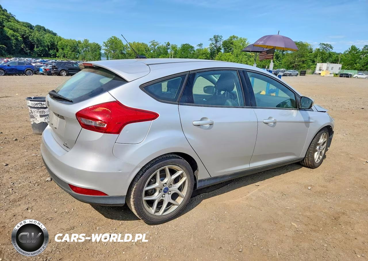 2015 Ford Focus Se VIN:1FADP3K22FL283818 - 3