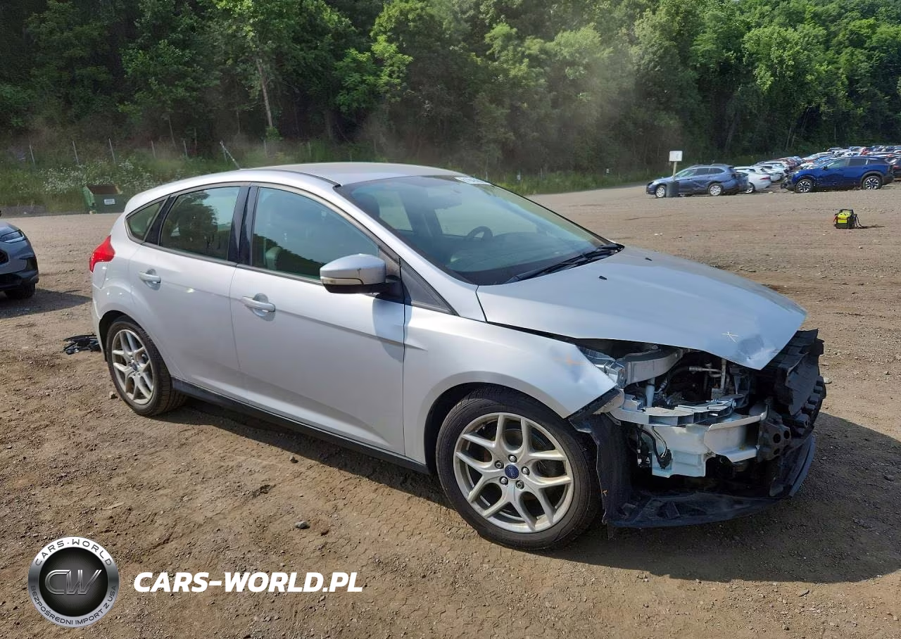 2015 Ford Focus Se VIN:1FADP3K22FL283818 - 4