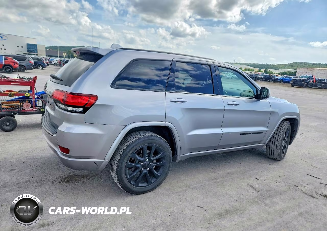 2018 Jeep Grand Cherokee Laredo VIN:1C4RJEAG1JC430875 - 3
