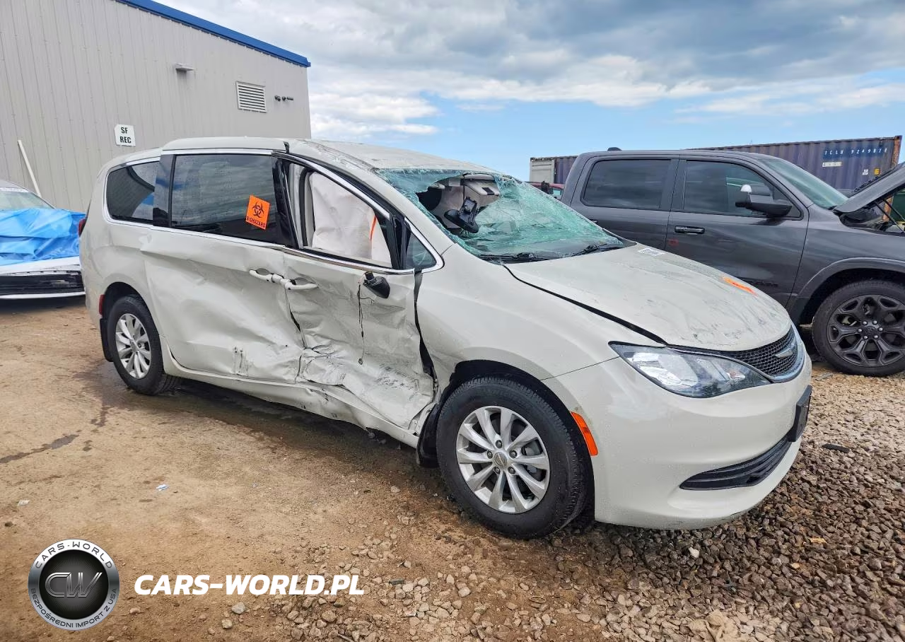 2017 Chrysler Pacifica Touring VIN:2C4RC1DG0HR636012 - 4