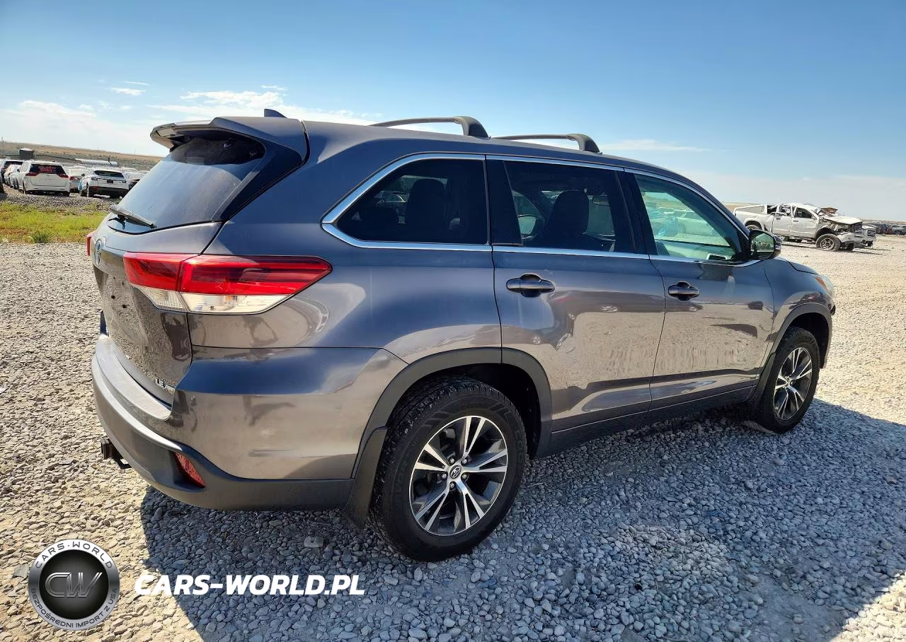 2018 Toyota Highlander Le Plus VIN:5TDBZRFH3JS499343 - 3