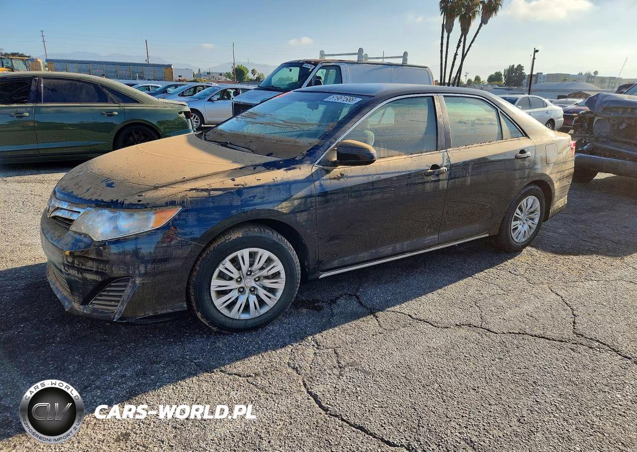 2013 Toyota Camry Le – zdjęcie 1 z 12
