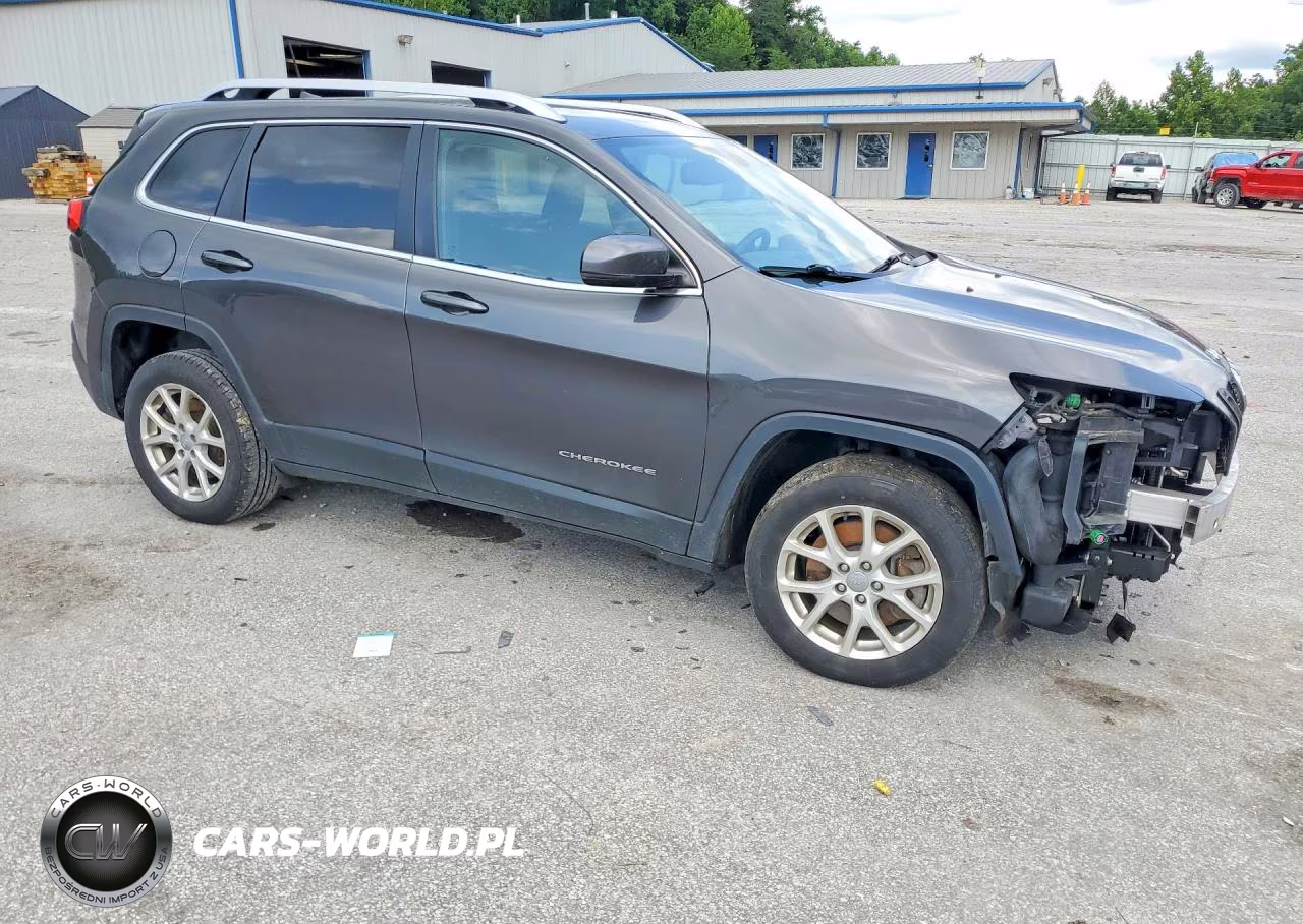 2017 Jeep Cherokee Latitude VIN:1C4PJMCS8HW615114 - 4