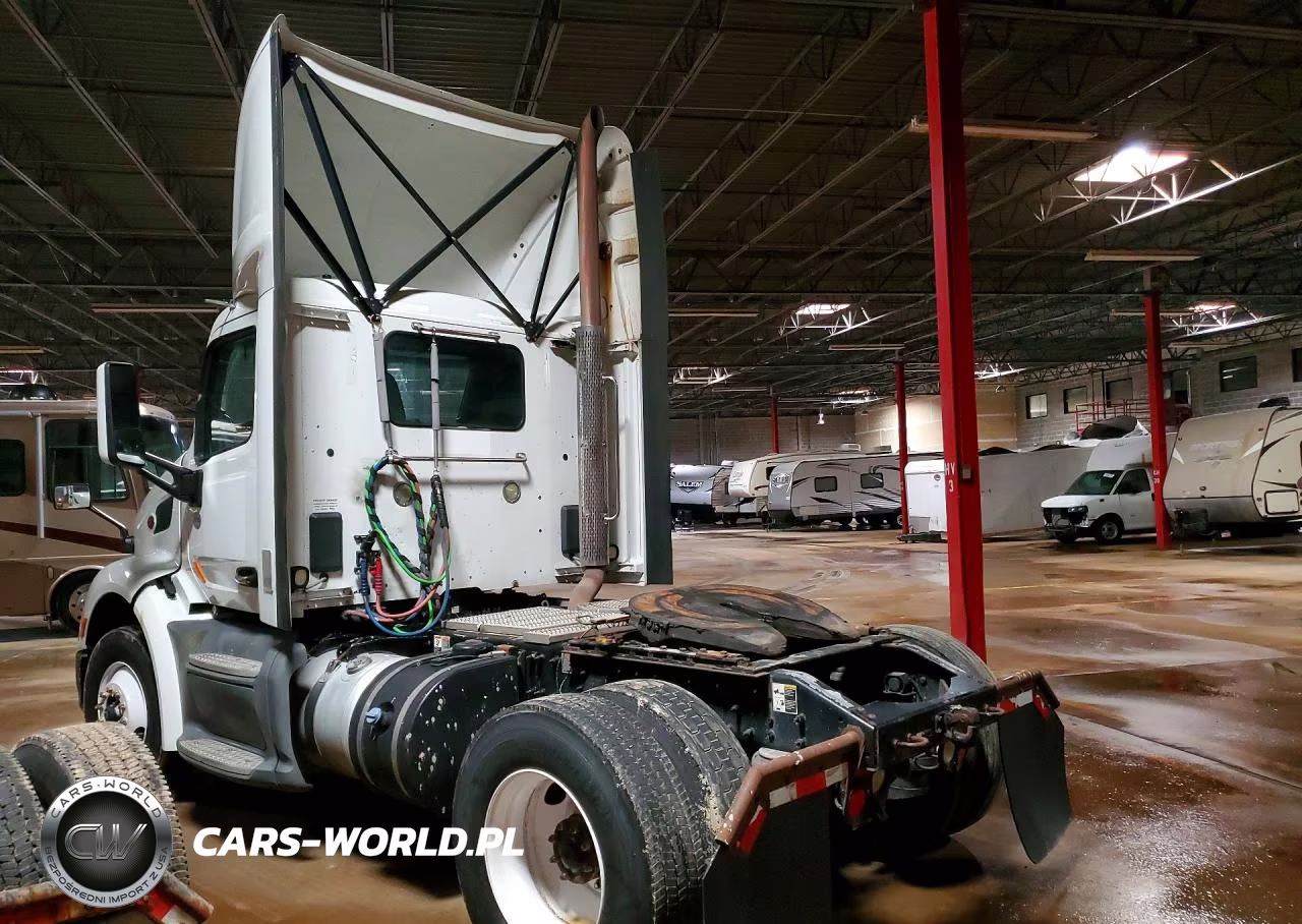 2017 Peterbilt 579 Semi Truck VIN:1XPBA48X2HD428458 - 2