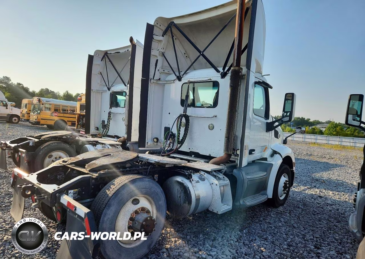 2017 Peterbilt 579 Semi Truck VIN:1XPBA48X3HD428968 - 3