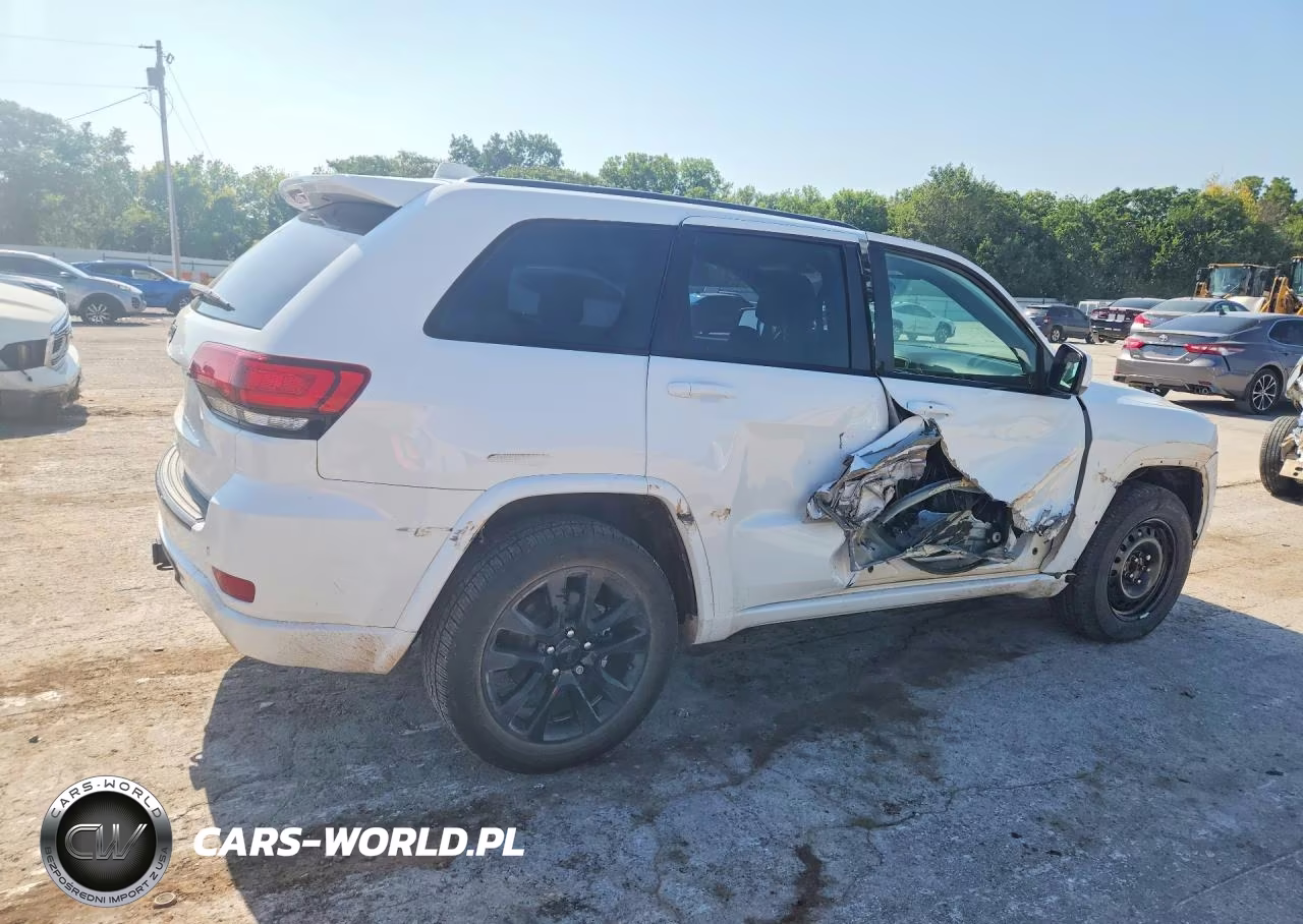 2017 Jeep Grand Cherokee Laredo VIN:1C4RJFAG7HC866596 - 3