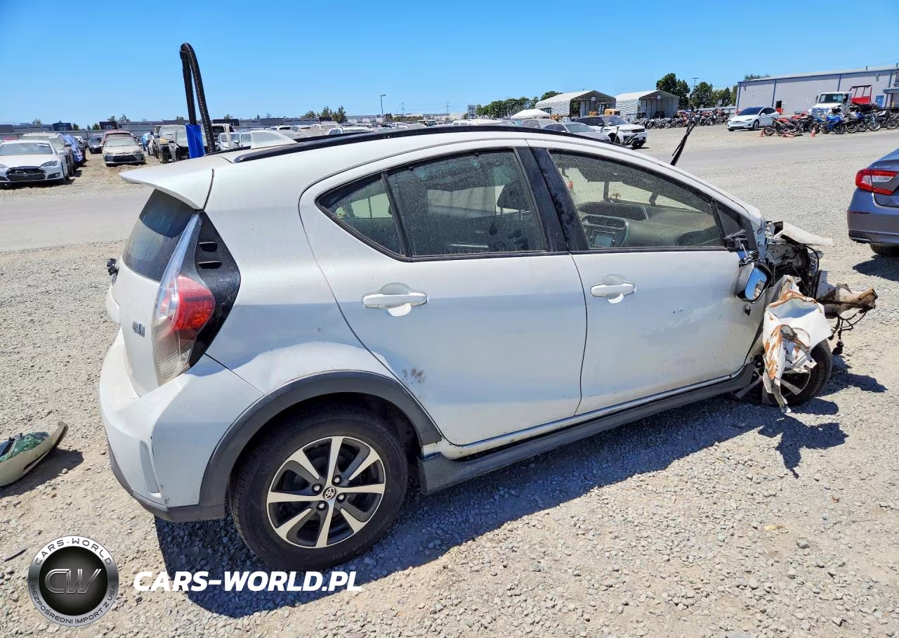2018 Toyota Prius C Two VIN:JTDKDTB3XJ1612272 - 3
