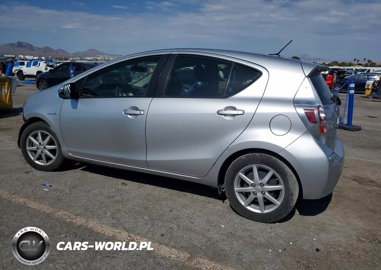 2014 Toyota Prius C Three VIN:JTDKDTB36E1072179 - 2