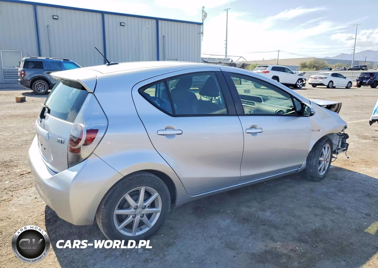 2014 Toyota Prius C Three VIN:JTDKDTB36E1072179 - 3