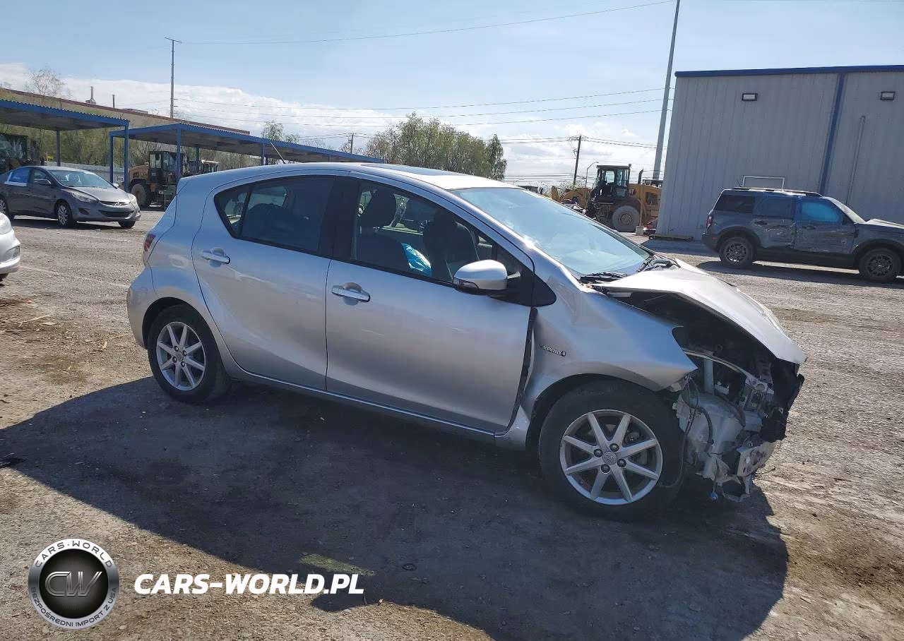 2014 Toyota Prius C Three VIN:JTDKDTB36E1072179 - 4